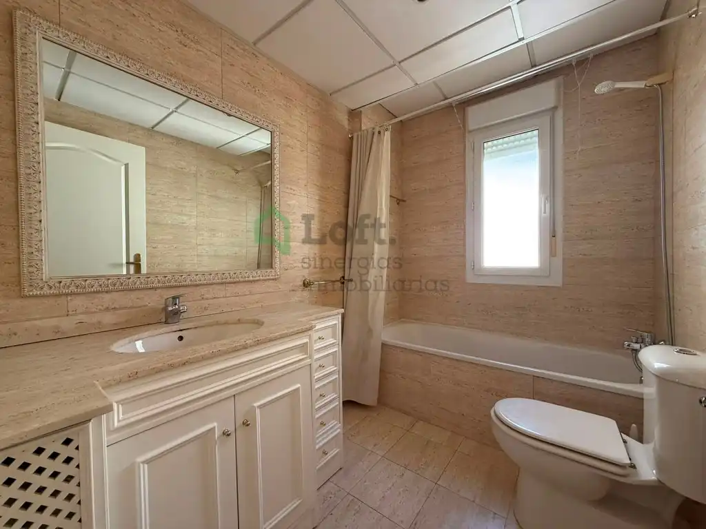 Badezimmer von Dachboden zur Miete in Badajoz mit Klimaanlage, Privatgarten und Terrasse