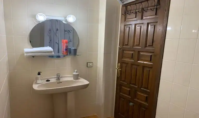 Badezimmer von Erdgeschoss zum Verkauf in Roses mit Privatgarten, Möbliert und Gemeinschaftspool