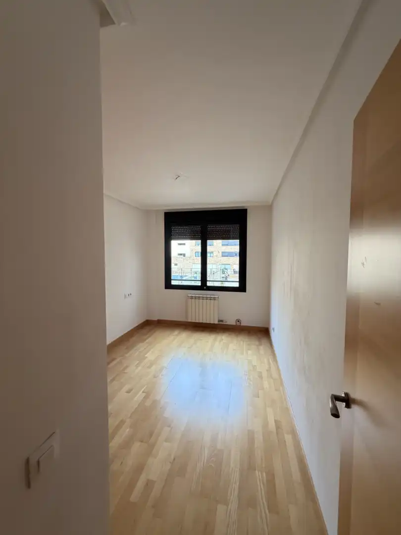 Habitación de Piso en venta en  Logroño con Calefacción, Parquet y Trastero