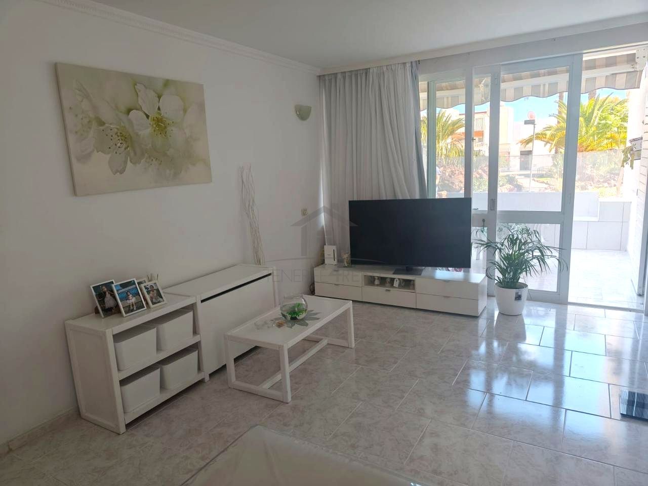 Sala d'estar de Planta baixa en venda en Arona amb Terrassa, Moblat i Piscina comunitària