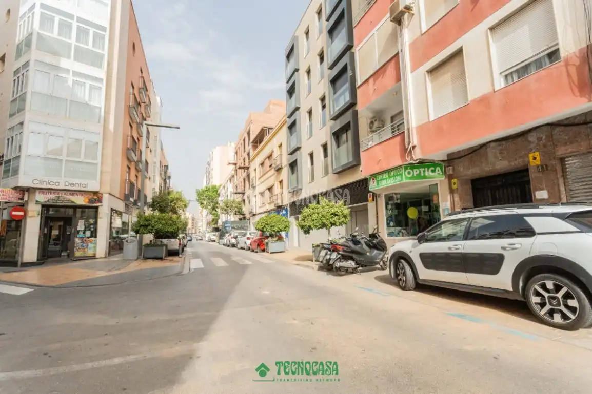 Vista exterior de Pis en venda en Almería amb Aire condicionat
