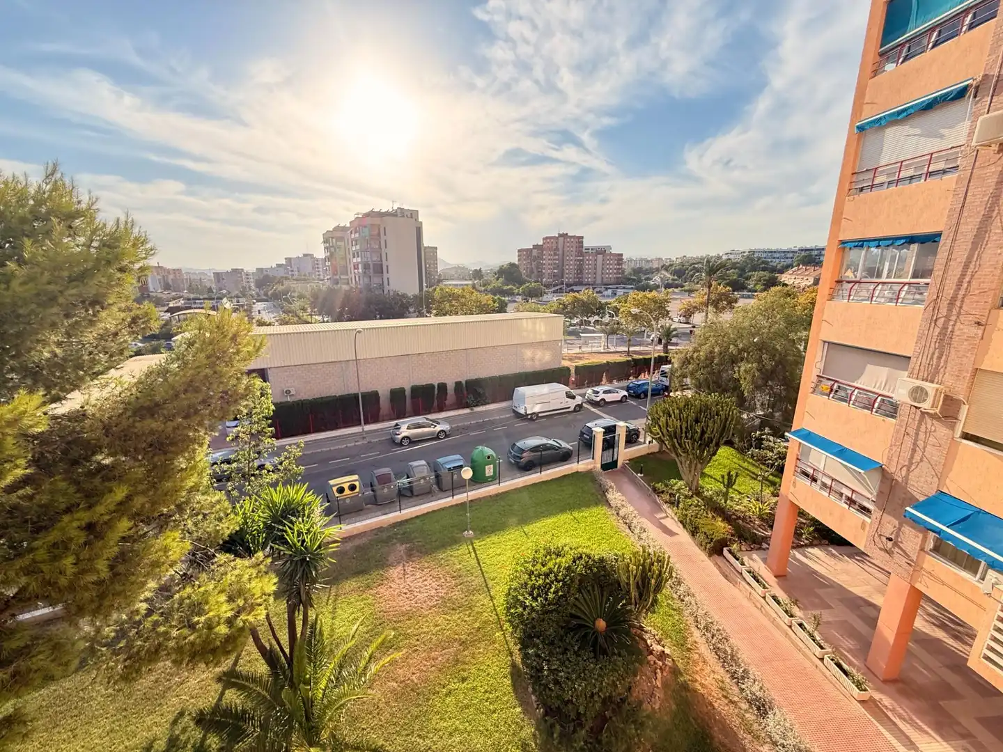 Vista exterior de Pis en venda en Alicante / Alacant amb Aire condicionat, Calefacció i Jardí privat