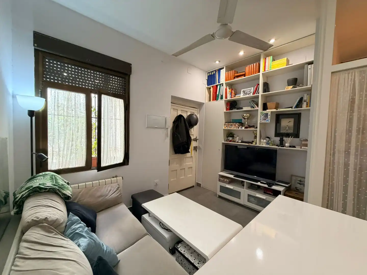 Sala d'estar de Apartament en venda en  Madrid Capital amb Calefacció i Moblat