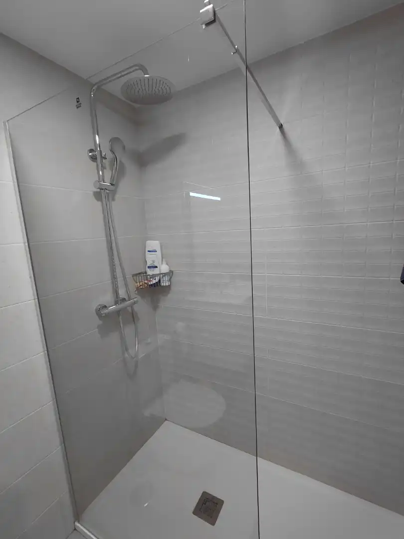 Badezimmer von Wohnung zum Verkauf in Oleiros mit Heizung, Privatgarten und Parkett