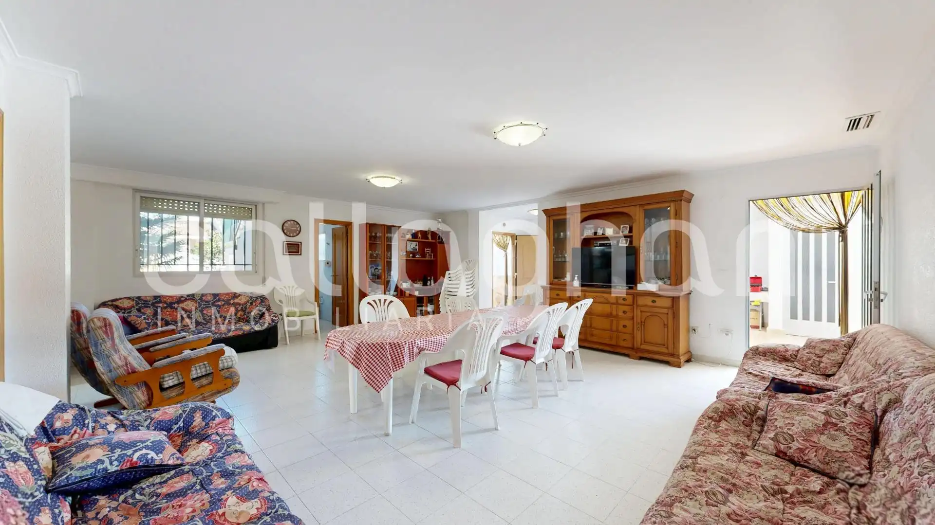Sala d'estar de Casa o xalet en venda en Chiva amb Aire condicionat, Jardí privat i Terrassa
