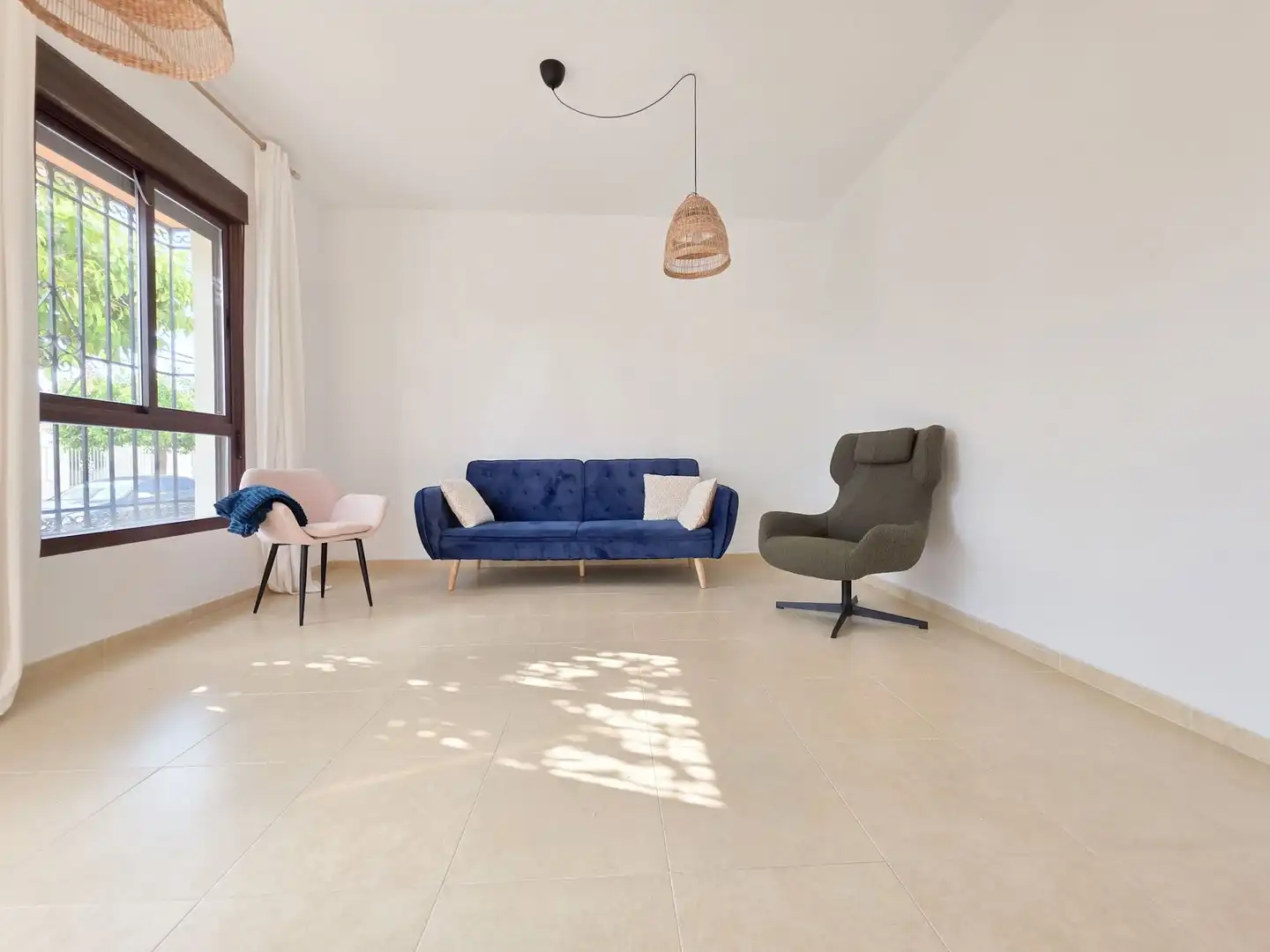 Sala d'estar de Casa adosada en venda en Lucena amb Aire condicionat i Terrassa