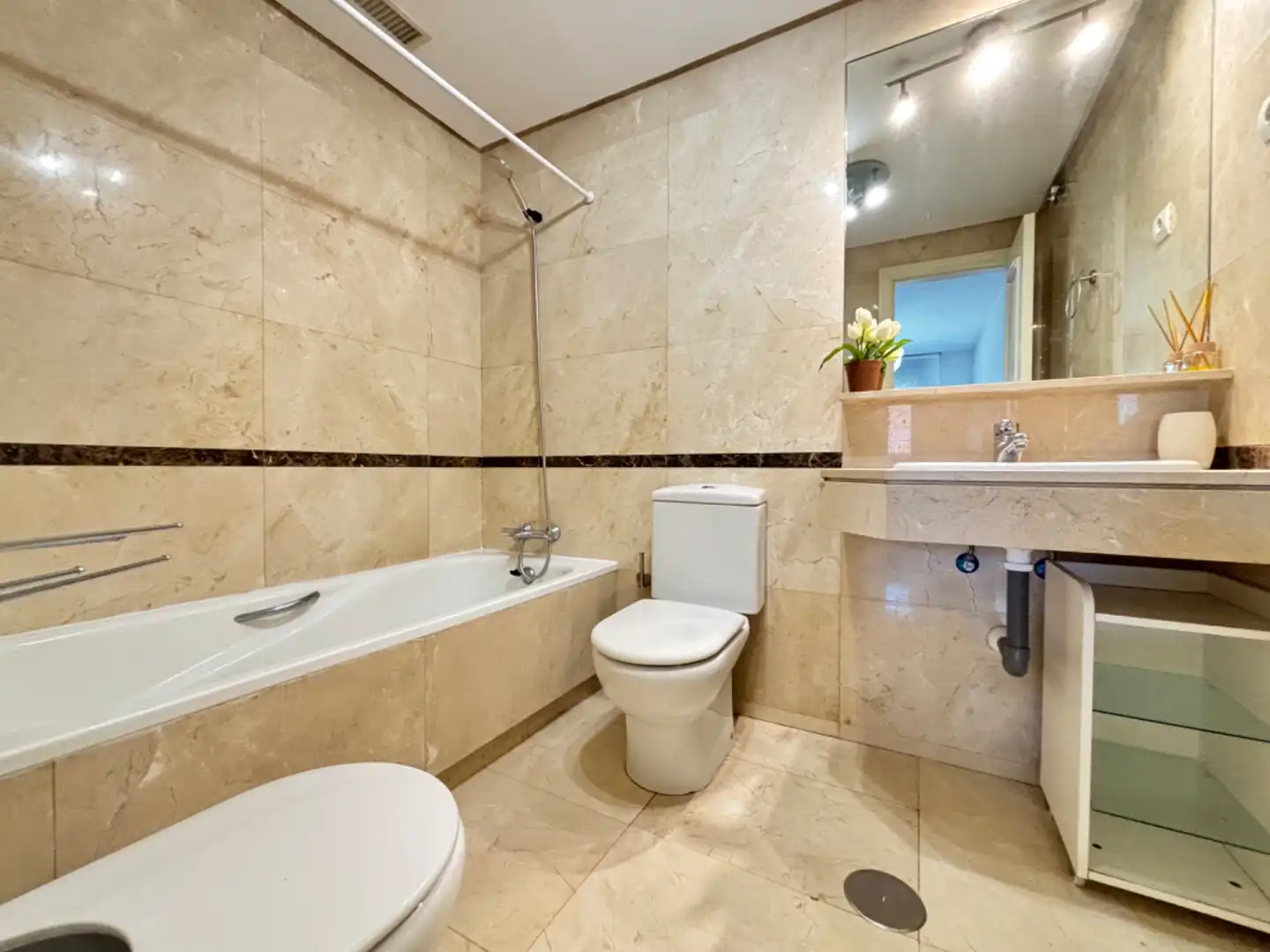Badezimmer von Wohnung zum Verkauf in Majadahonda mit Klimaanlage, Heizung und Privatgarten
