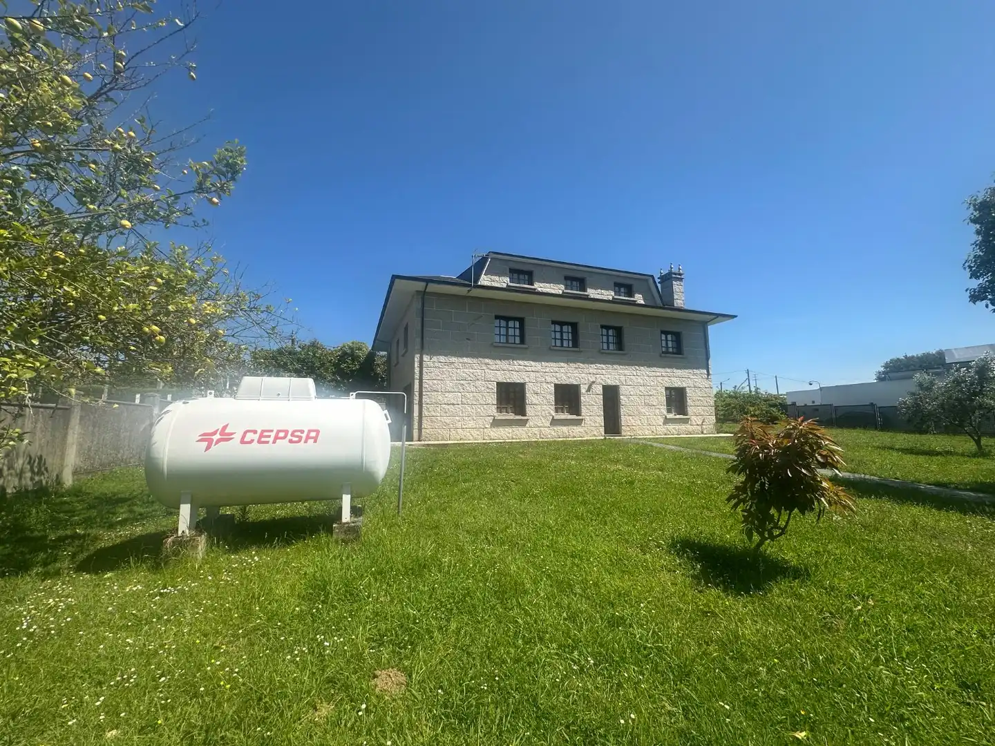 Vista exterior de Casa o xalet en venda en Narón amb Calefacció, Terrassa i Traster