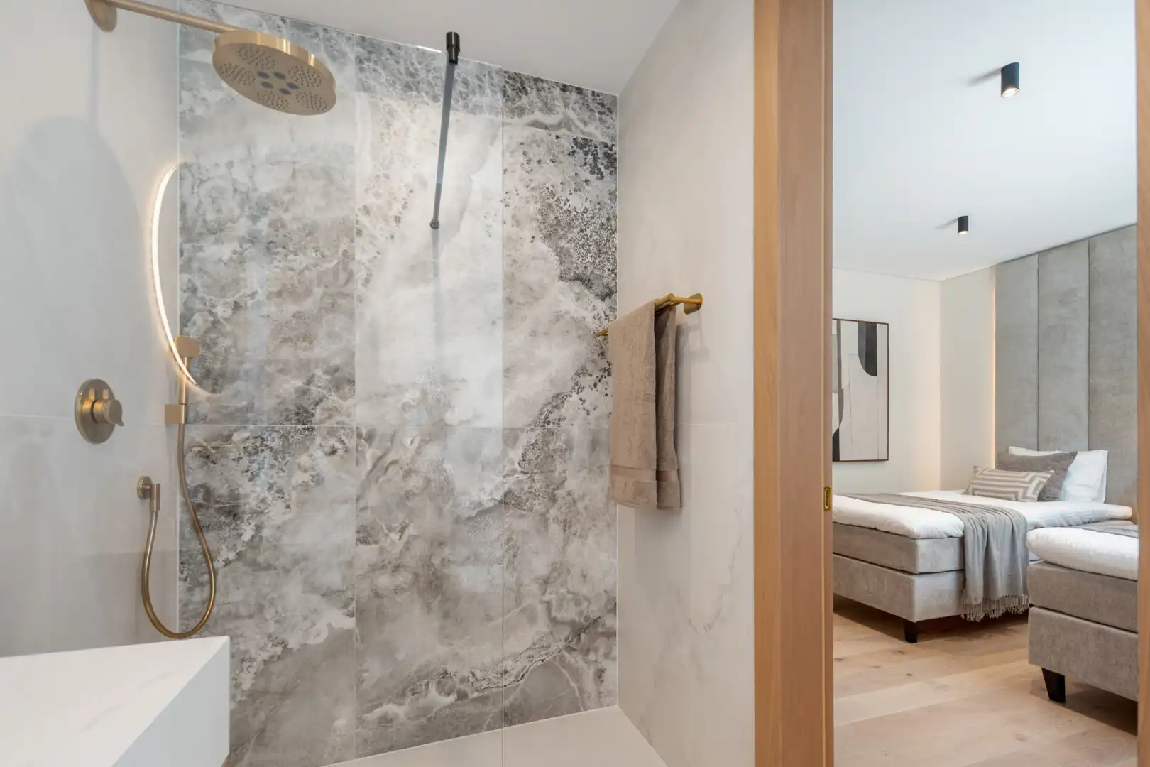 Badezimmer von Dachboden zum Verkauf in Marbella mit Klimaanlage, Terrasse und Schwimmbad