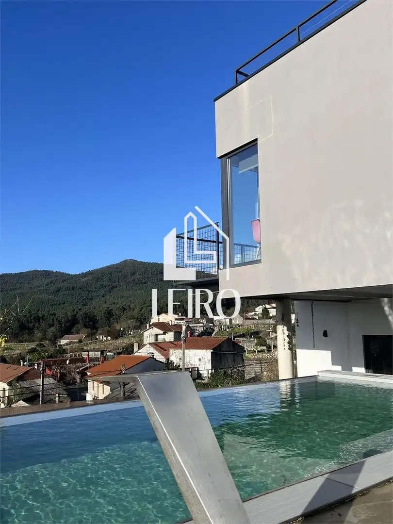 Vista exterior de Casa o xalet en venda en Vilagarcía de Arousa amb Aire condicionat, Jardí privat i Terrassa