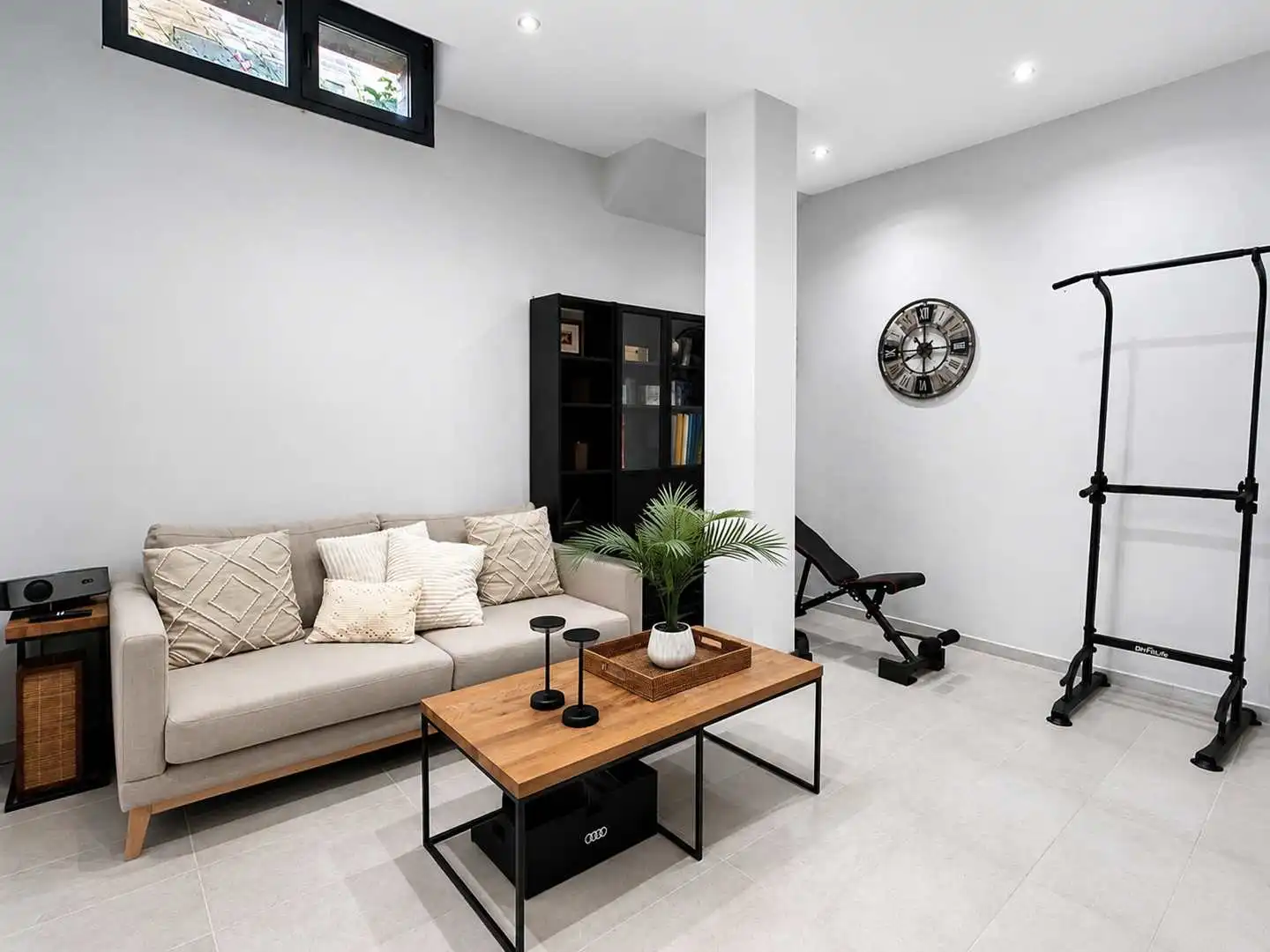 Sala d'estar de Casa adosada en venda en Sotogrande amb Aire condicionat, Calefacció i Jardí privat