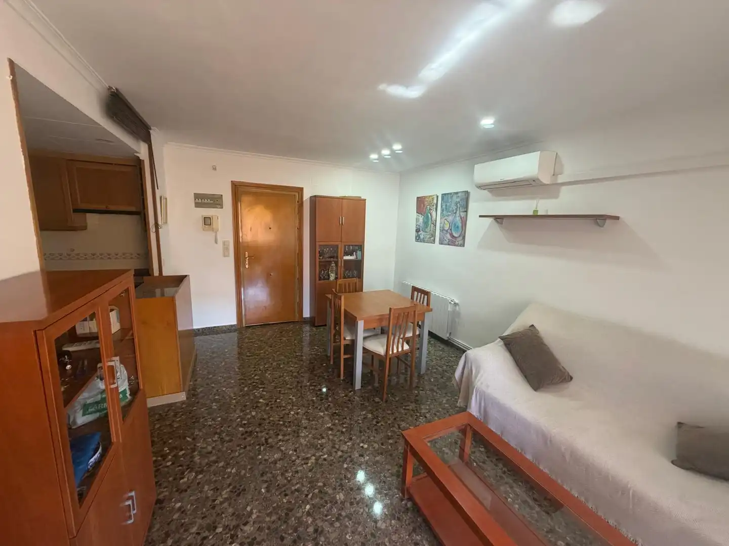 Sala d'estar de Pis de lloguer en Valencia amb Aire condicionat, Moblat i Balcó
