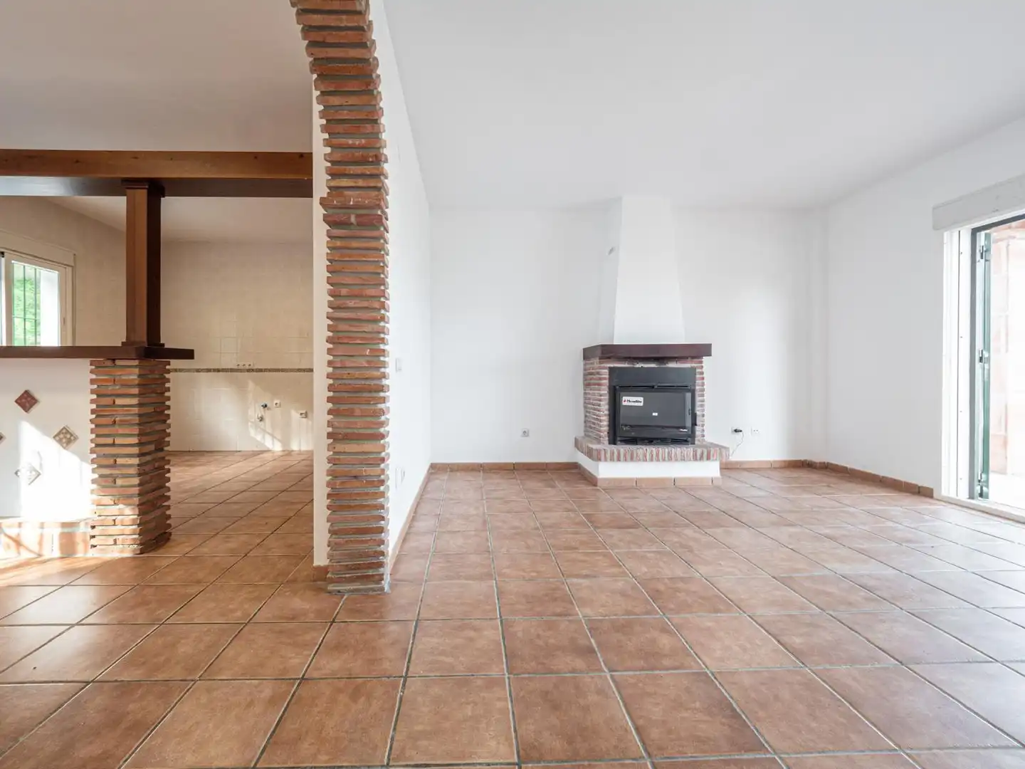 Finca rústica en venta en Viñuela con Terraza, Piscina y Alarma