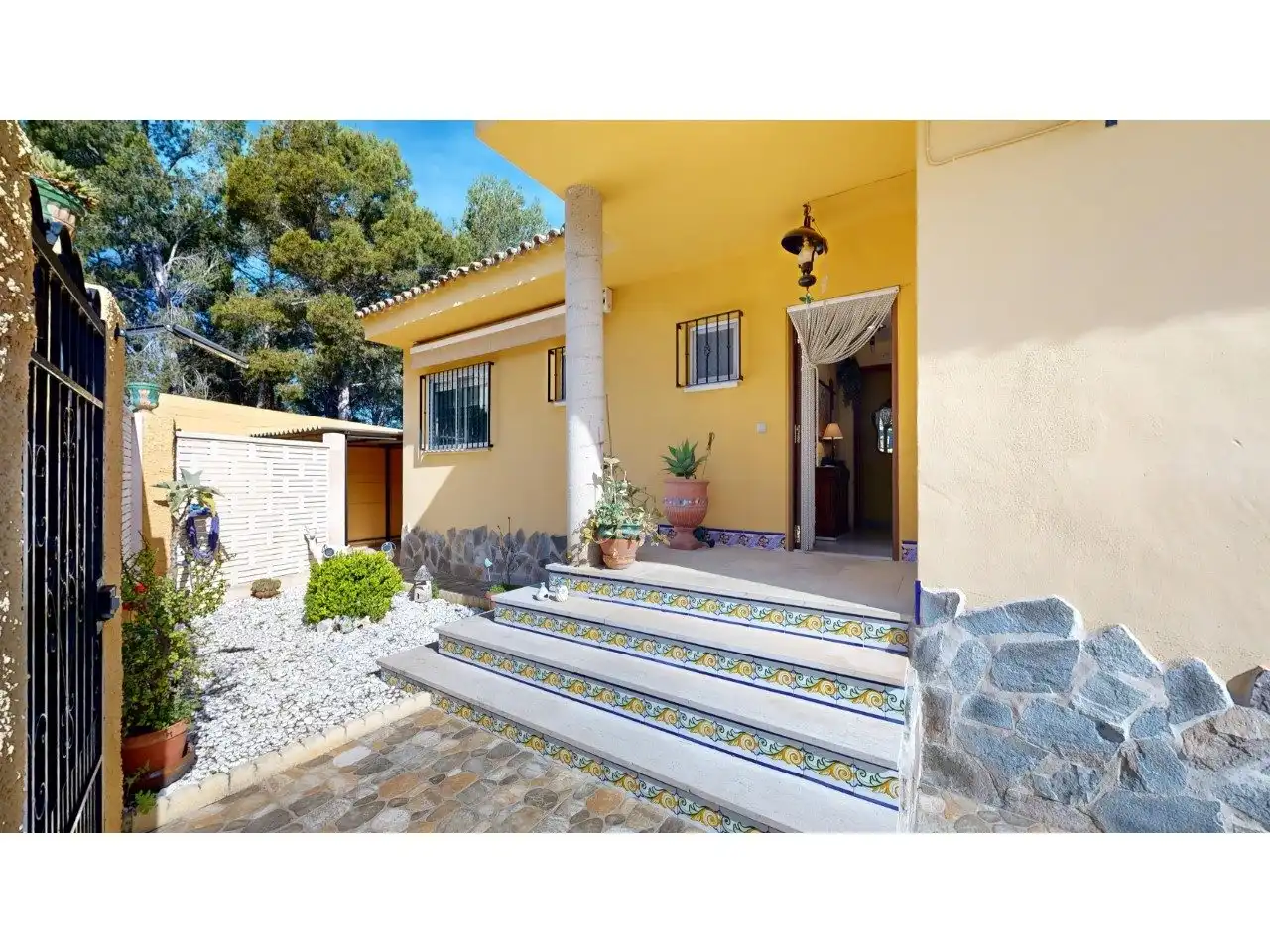 Vista exterior de Casa o xalet en venda en Gilet amb Aire condicionat, Jardí privat i Terrassa