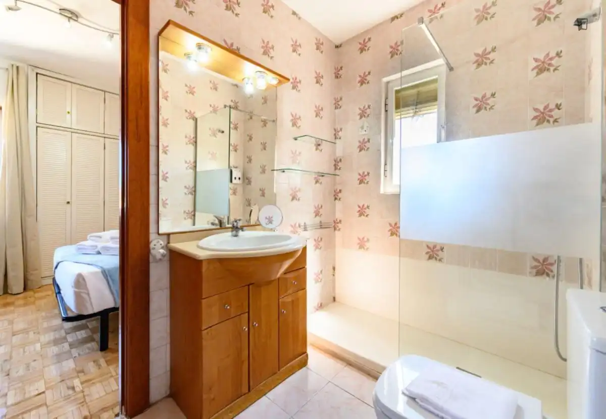Bany de Apartament de lloguer en Madrid amb Aire condicionat, Moblat i Forn
