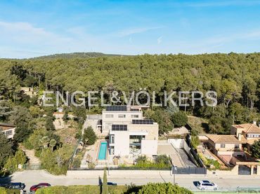House with pool for sale in Begues