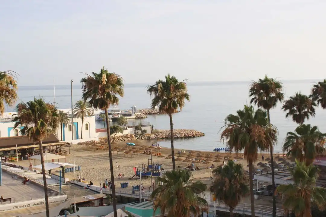 Vista exterior de Pis en venda en Marbella amb Aire condicionat, Terrassa i Piscina