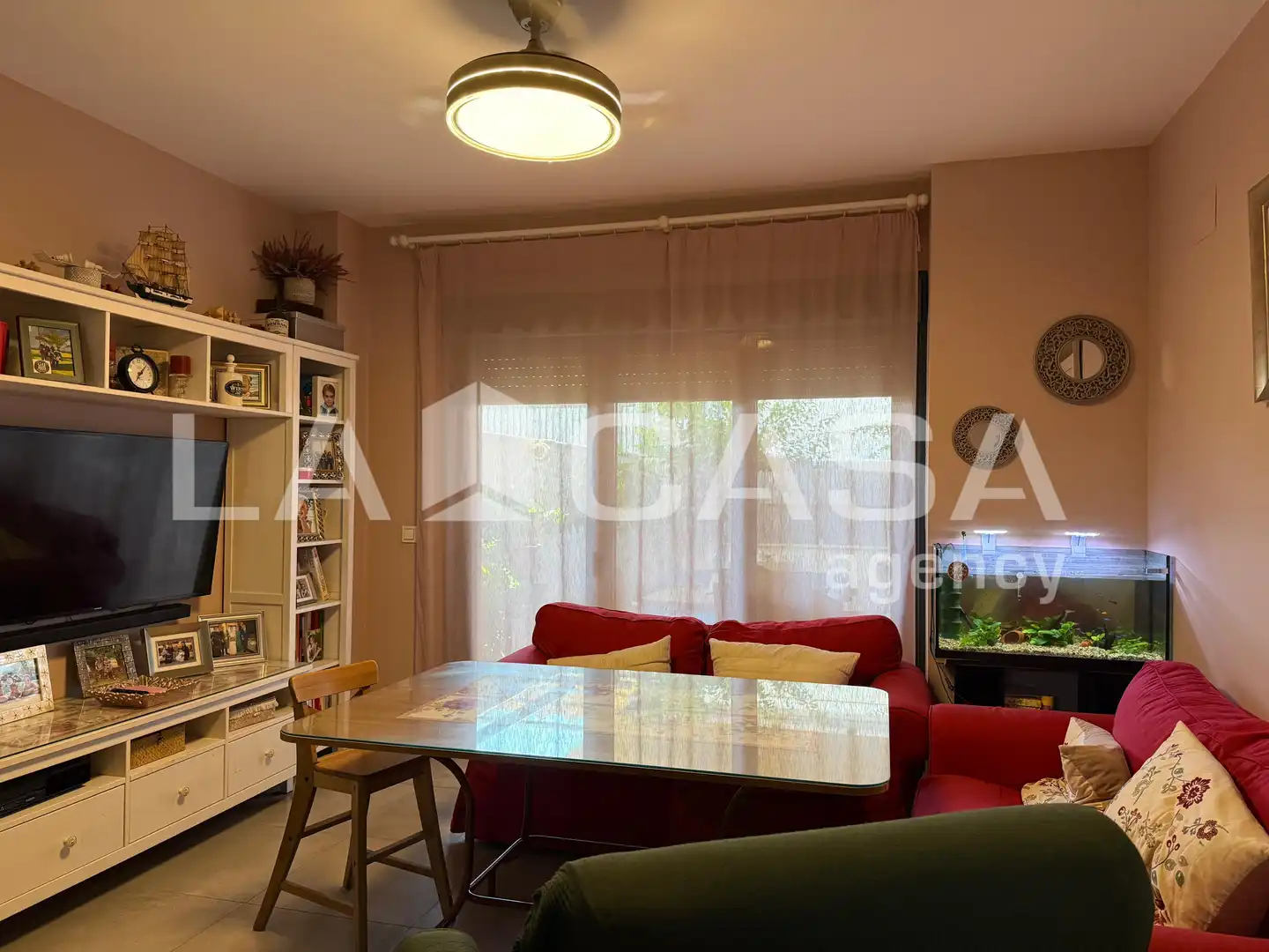 Sala de estar de Casa adosada en venta en Dos Hermanas con Aire acondicionado y Piscina