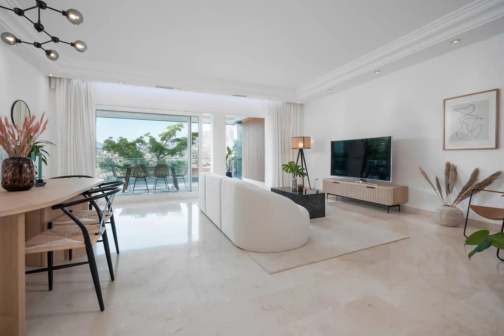 Sala de estar de Planta baja en venta en Marbella con Aire acondicionado, Calefacción y Jardín privado