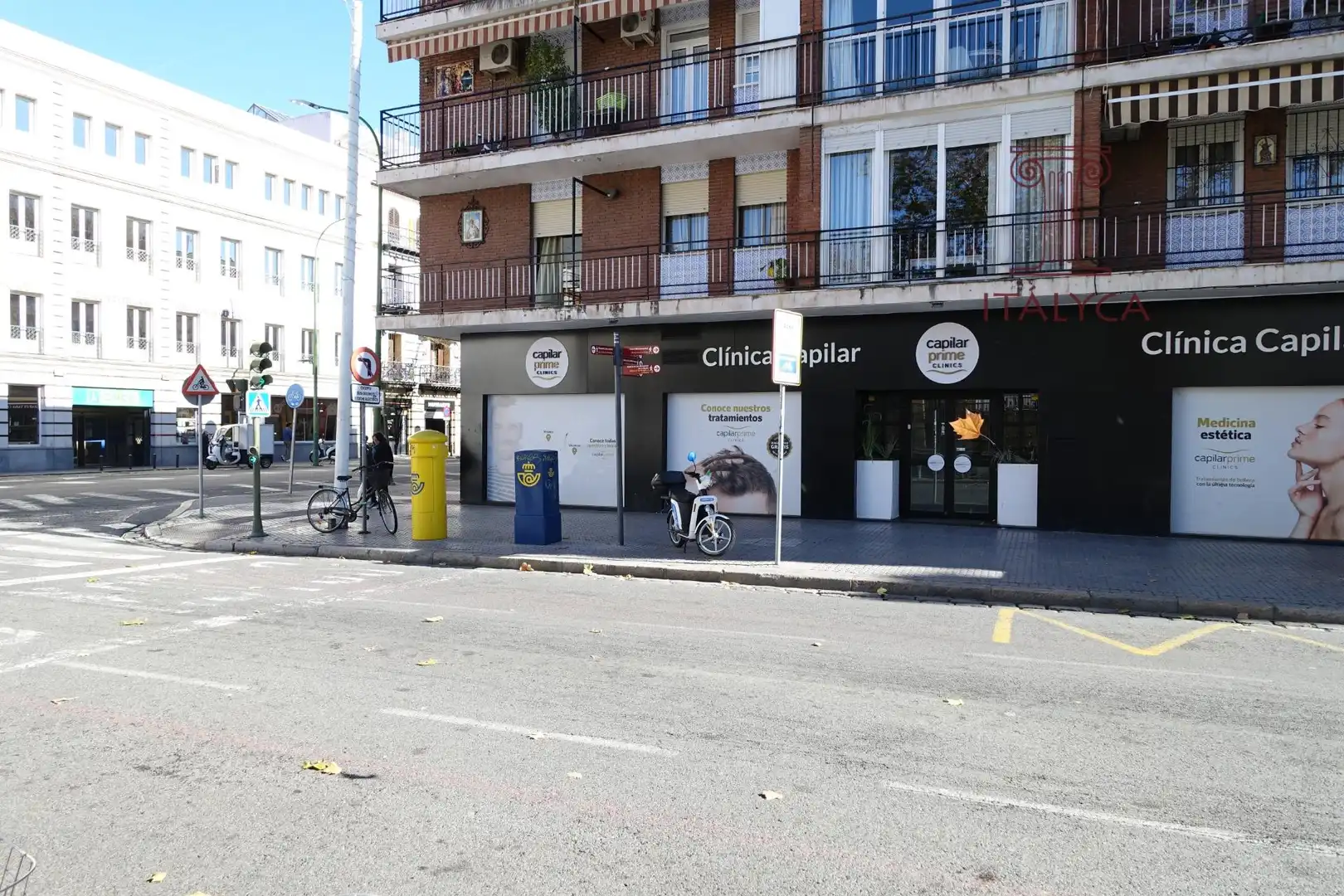 Vista exterior de Local en venda en Sevilla amb Aire condicionat