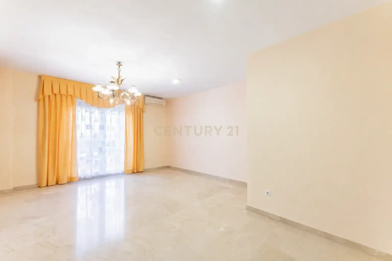 Comedor de Piso en venta en Valencia con Aire acondicionado, Trastero y Horno