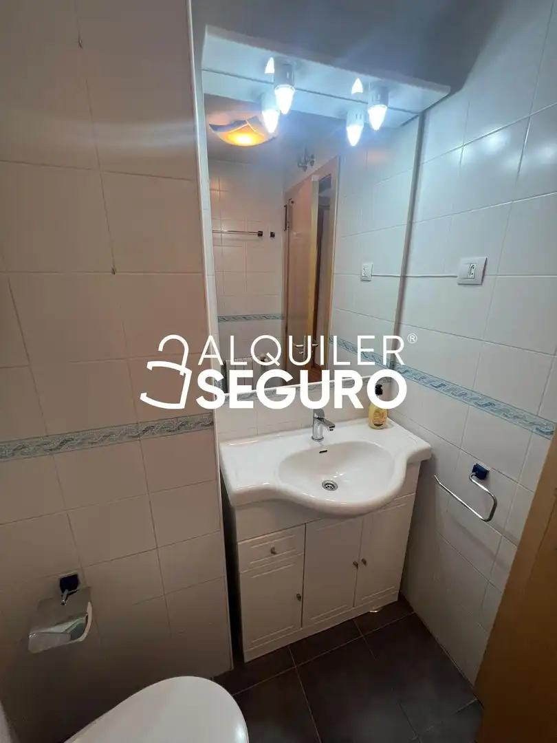 Badezimmer von Wohnung zur Miete in Madrid mit Klimaanlage, Heizung und Terrasse