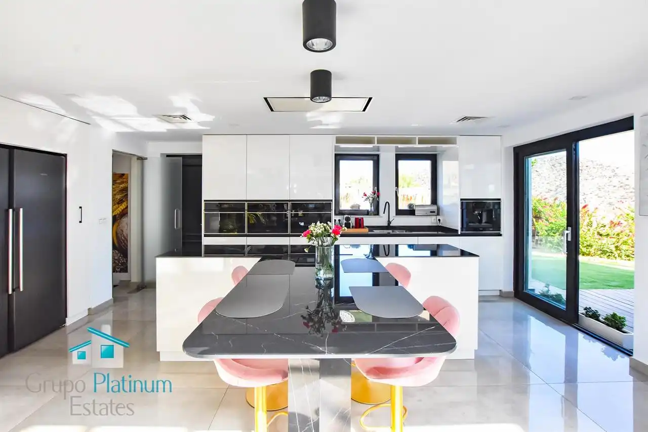 Detached house with garden for sale in San Juan de los Terreros, imagen 4