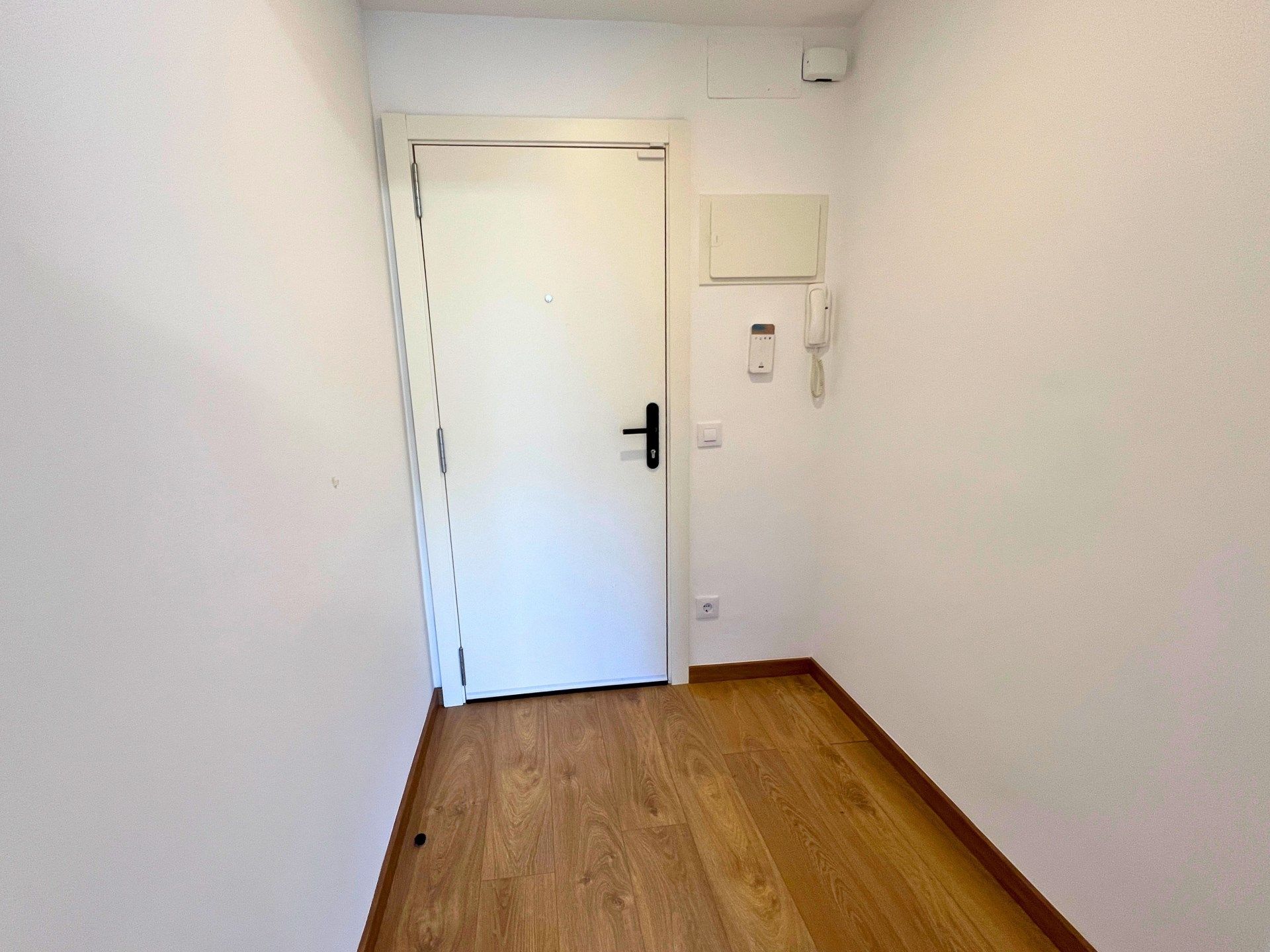 Flat for sale in Girona Capital  with Air Conditioner and Balcony
