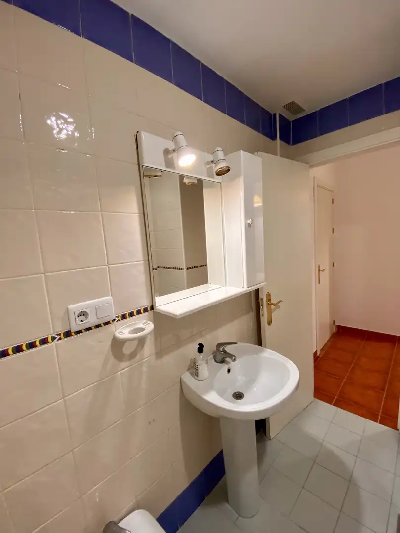 Badezimmer von Erdgeschoss zum Verkauf in Zahara de los Atunes mit Abstellraum