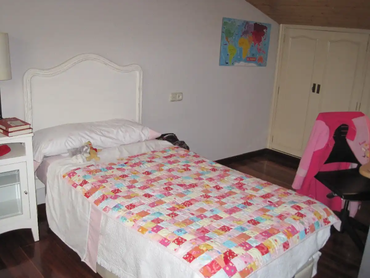 Schlafzimmer von Maisonette zur Miete in Santiago de Compostela  mit Heizung und Möbliert