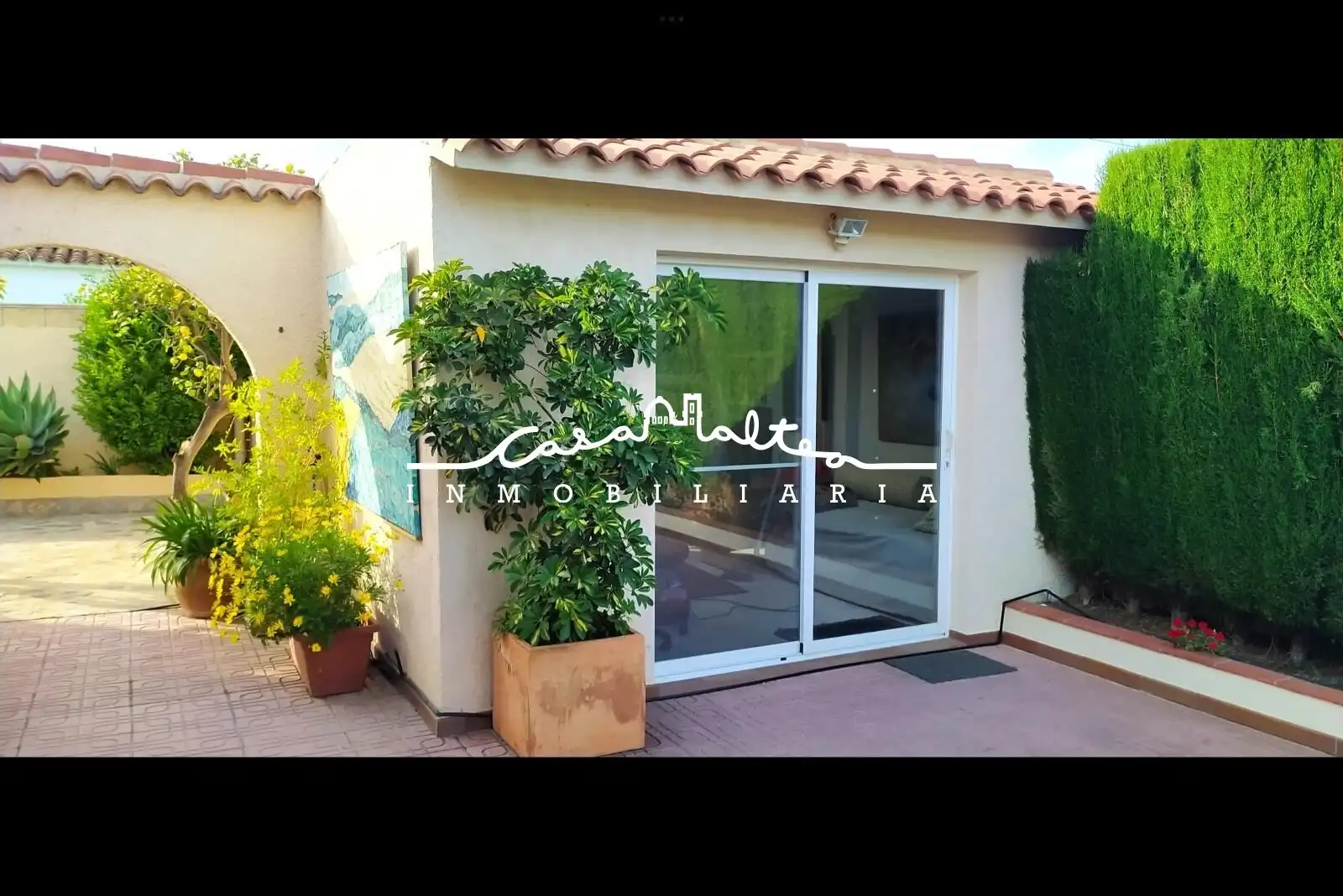 Vista exterior de Casa o xalet en venda en L'Alfàs del Pi amb Jardí privat i Terrassa