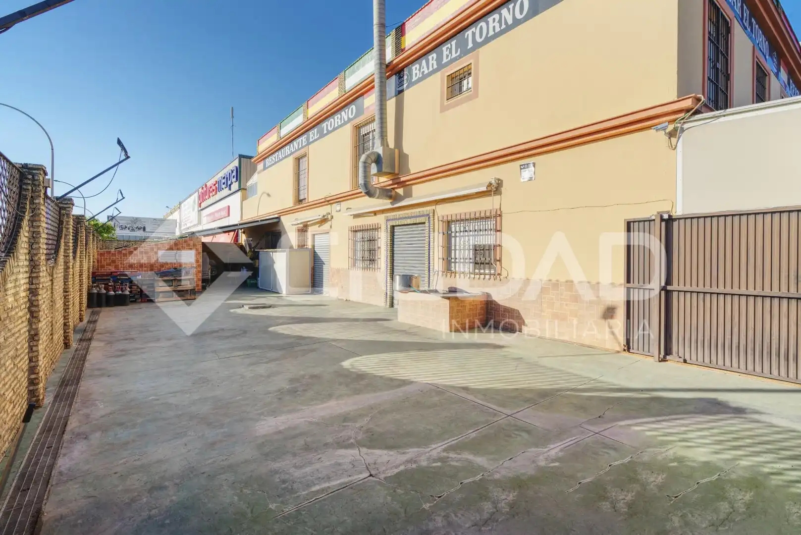 Vista exterior de Local en venda en Utrera