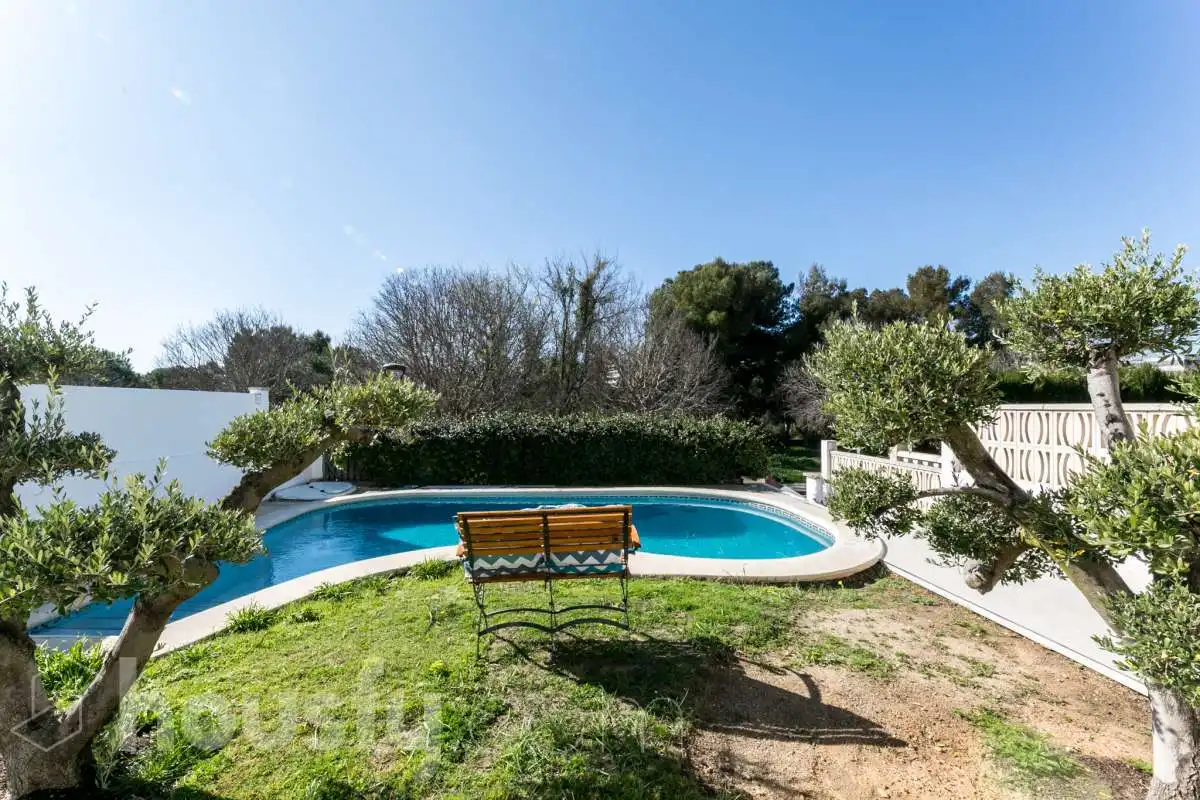 Piscina de Casa adosada en venda en Sitges amb Aire condicionat, Calefacció i Jardí privat
