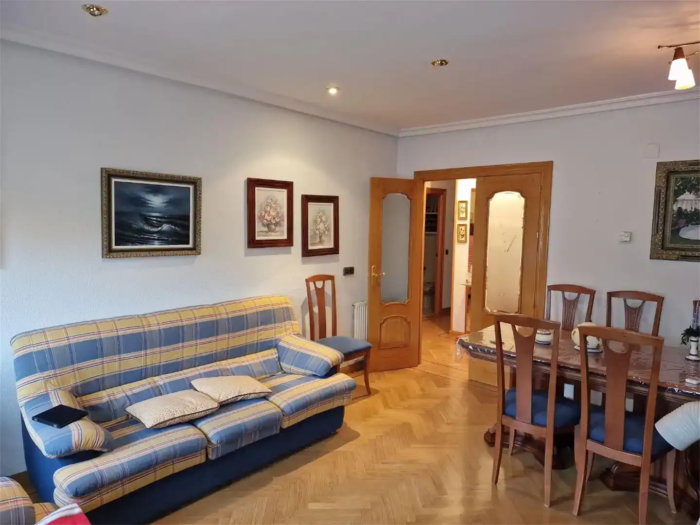 Sala d'estar de Pis en venda en Huete amb Parquet, Moblat i Balcó