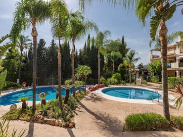 Bajo con piscina en venta en Nueva Andalucía