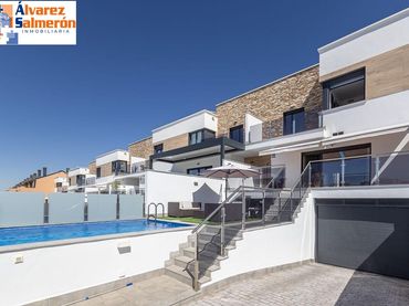 Villa avec balcon à vendre à Calle Chimborazo