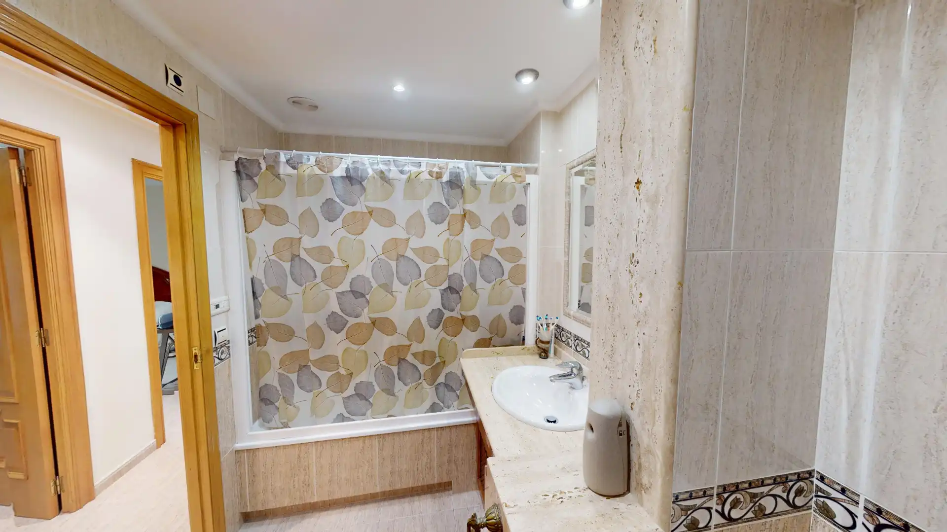 Baño de Piso en venta en Elche / Elx con Aire acondicionado, Amueblado y Balcón