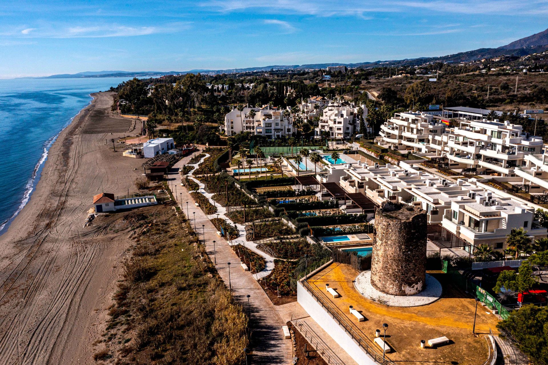 Vista exterior de Casa o xalet en venda en Estepona amb Aire condicionat, Jardí privat i Terrassa