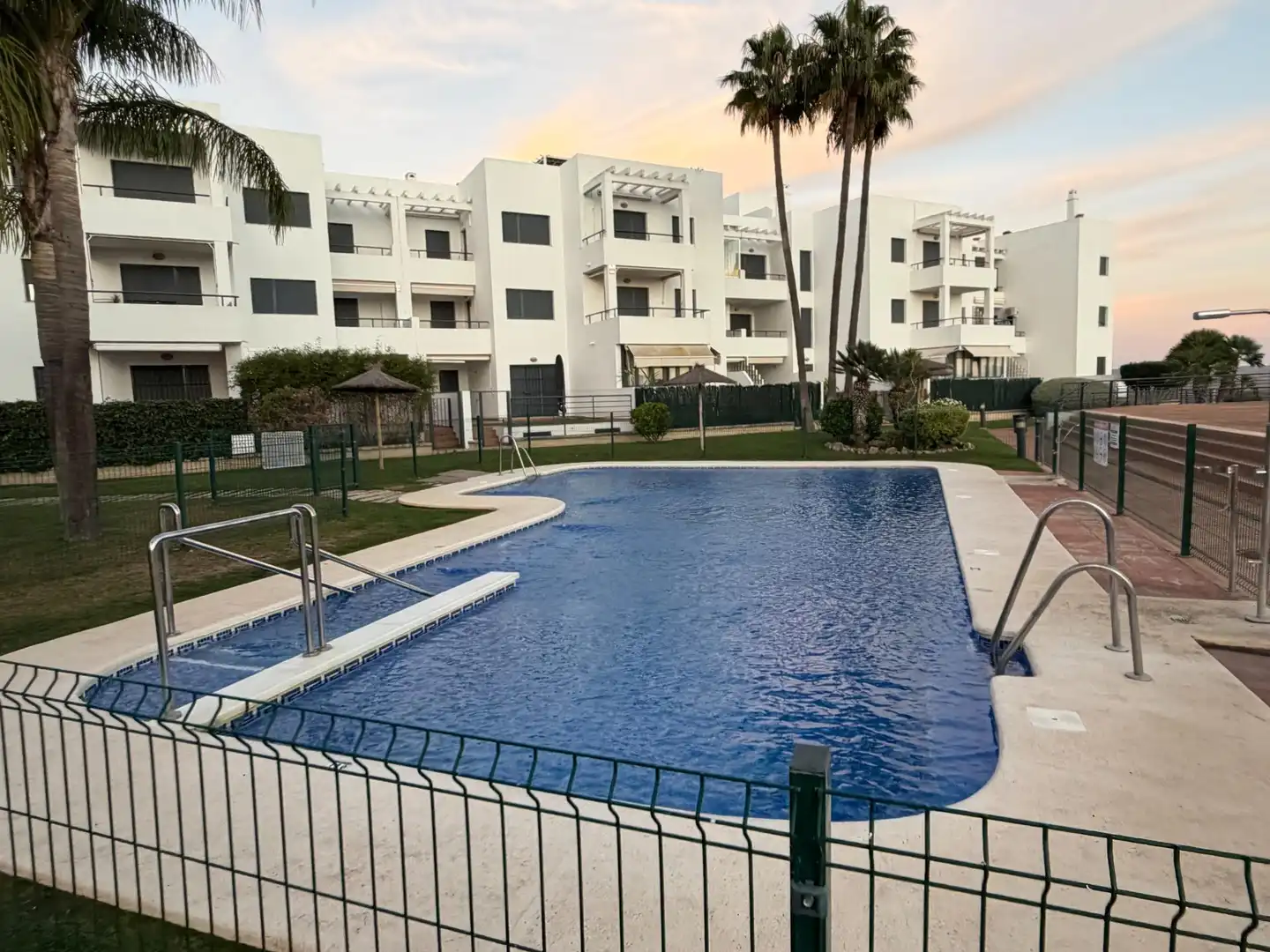 Piscina de Casa adosada en venda en Conil de la Frontera amb Terrassa, Traster i Balcó