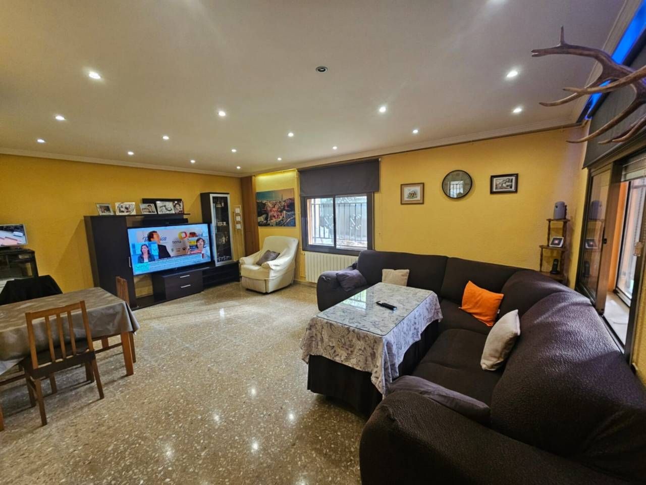 Sala d'estar de Casa o xalet en venda en Rubí amb Aire condicionat, Calefacció i Terrassa