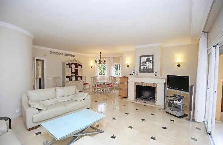 Sala d'estar de Casa adosada de lloguer en Estepona amb Aire condicionat, Terrassa i Moblat
