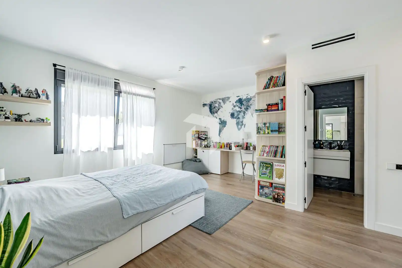 Bedroom of Houses for sale in Pozuelo de Alarcón  with Air Conditioner, Heating and Terrace