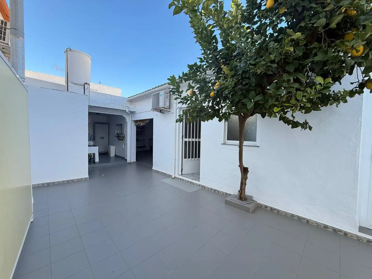 Außenansicht von Wohnung zum Verkauf in Villanueva de Algaidas mit Klimaanlage, Heizung und Terrasse