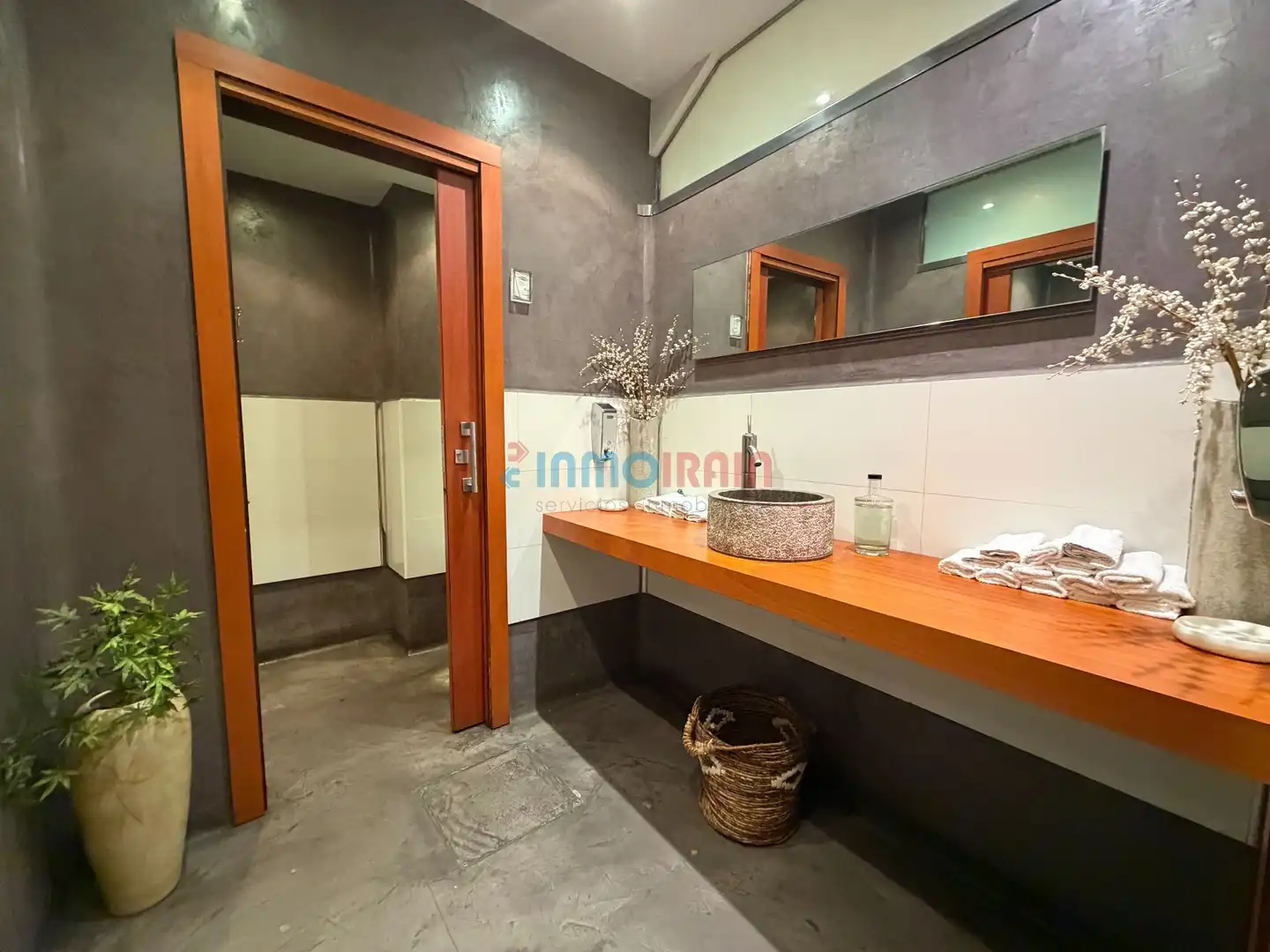 Bathroom of Commercial properties for sale in Zumarraga  with Air Conditioner