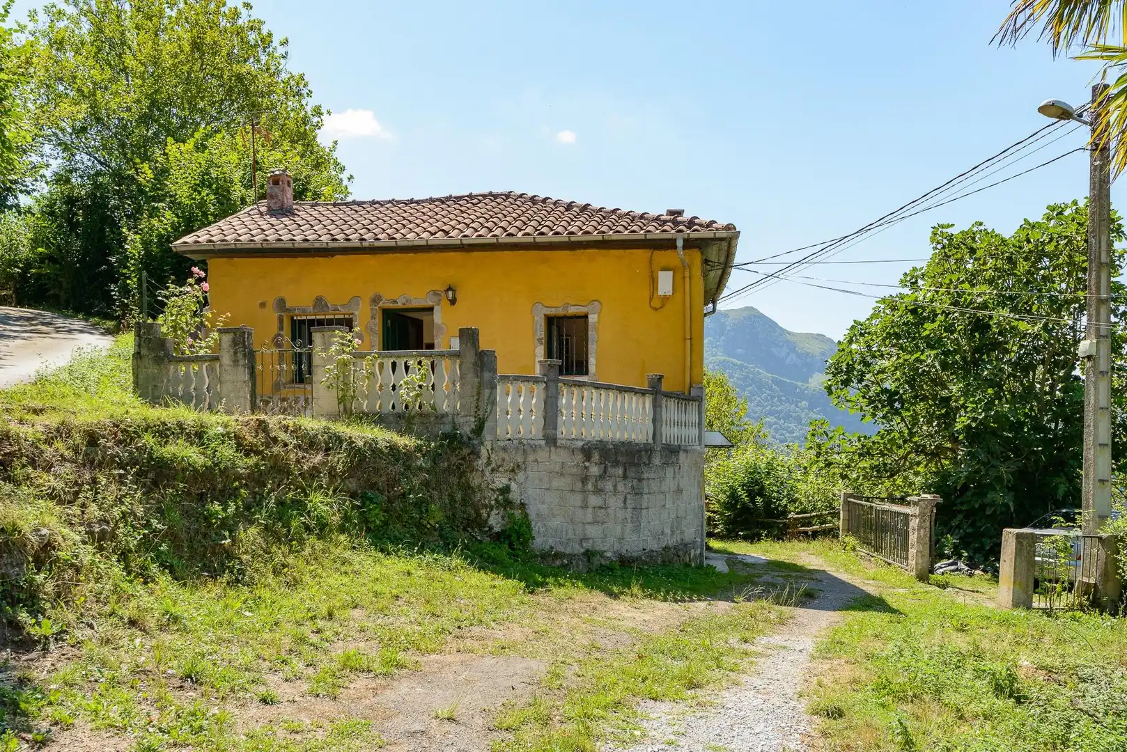 Vista exterior de Casa adosada en venda en Mieres (Asturias) amb Jardí privat, Terrassa i Moblat