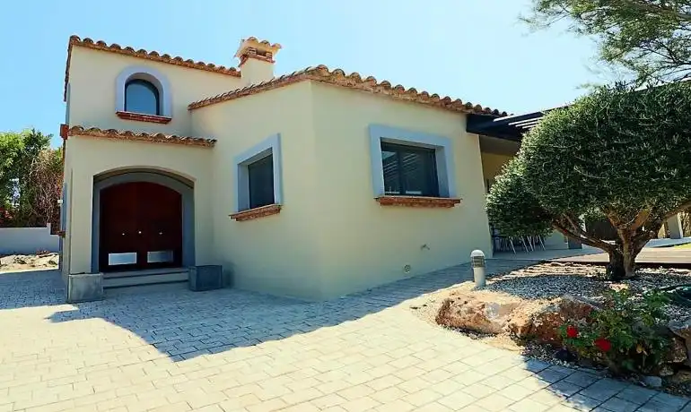 Vista exterior de Casa o xalet en venda en Peralada amb Aire condicionat, Calefacció i Terrassa