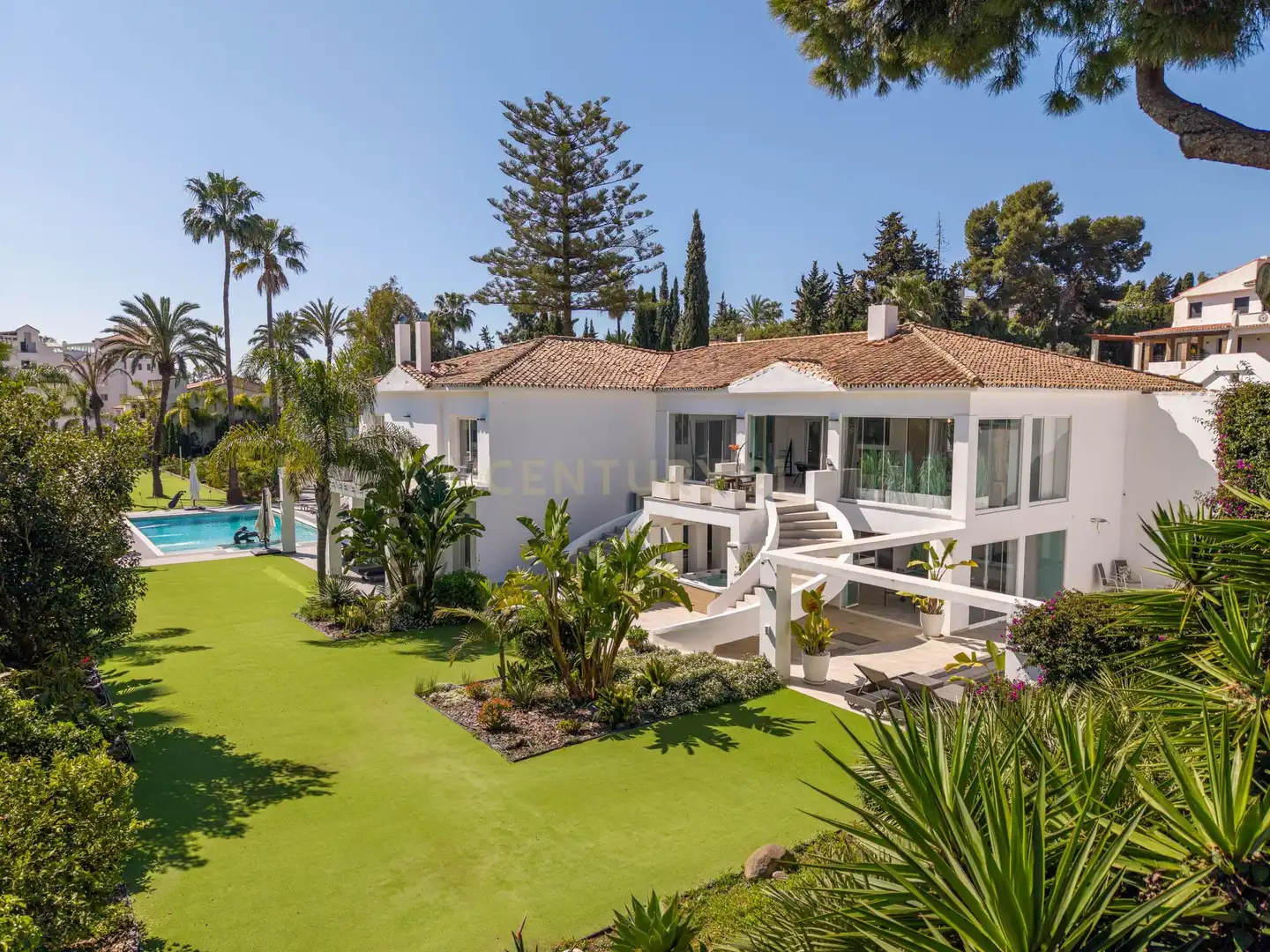 Vista exterior de Casa o xalet en venda en Estepona amb Aire condicionat, Jardí privat i Traster