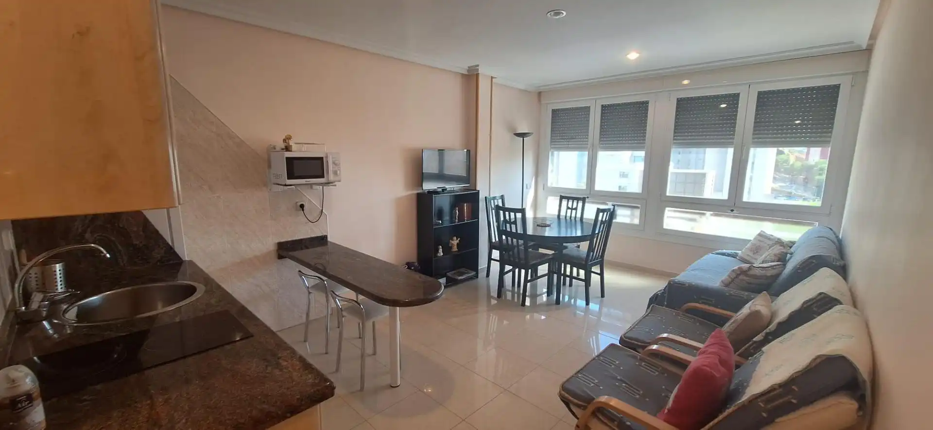 Sala de estar de Apartamento de alquiler en Benidorm con Aire acondicionado, Jardín privado y Amueblado