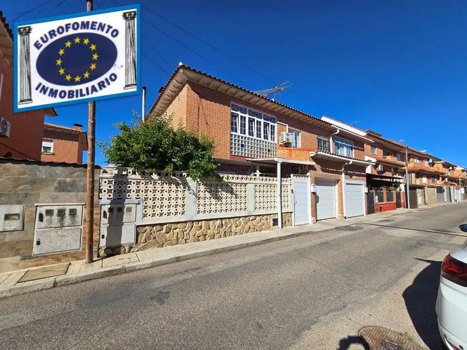 Vista exterior de Casa o xalet en venda en Numancia de la Sagra amb Aire condicionat i Calefacció