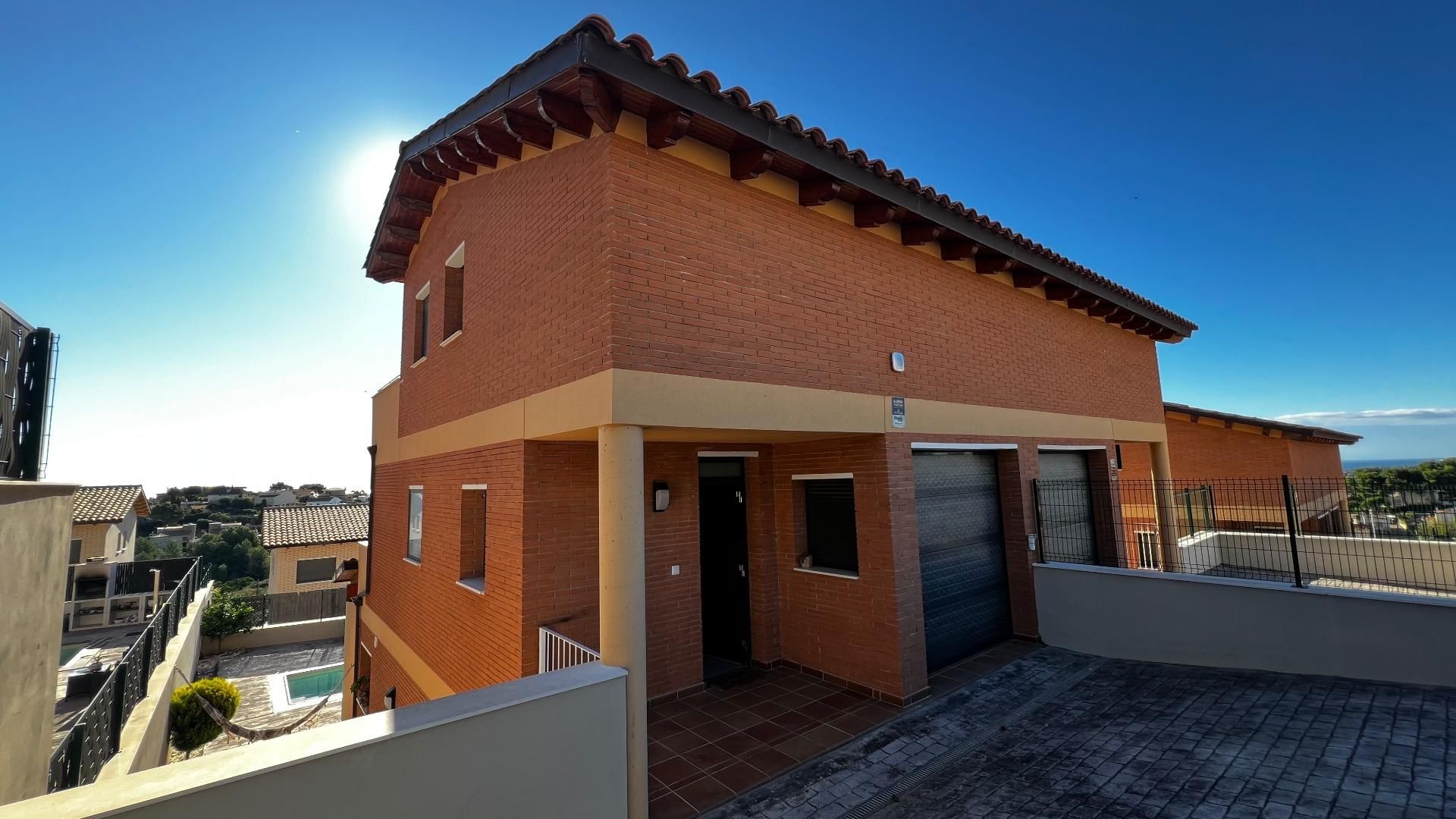 Vista exterior de Casa o xalet en venda en Castellet i la Gornal amb Jardí privat, Terrassa i Balcó